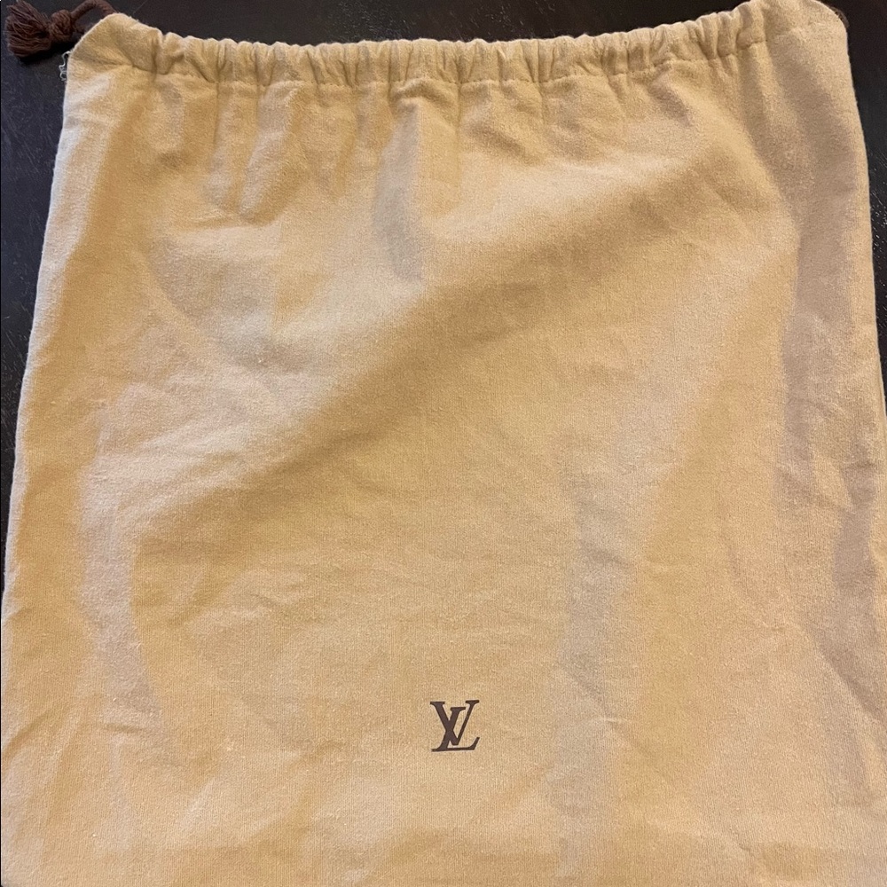 Authentic Louis Vuitton Creme Alma Leather Handbag - Picture 9 of 9